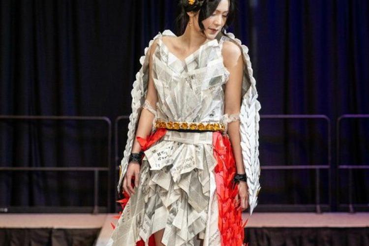 正规博彩十大网站 students show off sustainable clothing at the annual Green Fashion Show.